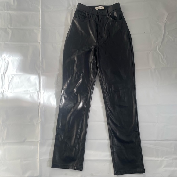 🖤Abercrombie & Fitch 90s Straight Ultra High Rise Faux Leather Pants - Size 25🖤 - Picture 1 of 10